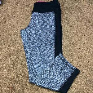 SO yoga gray & black capri / pedal pusher / shorter length athletic leggings